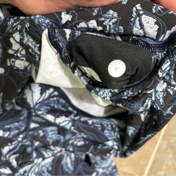 Lululemon Wunder Under High Rise Leggings Multicolored Blue Floral Size 4 - Picture 2 of 4